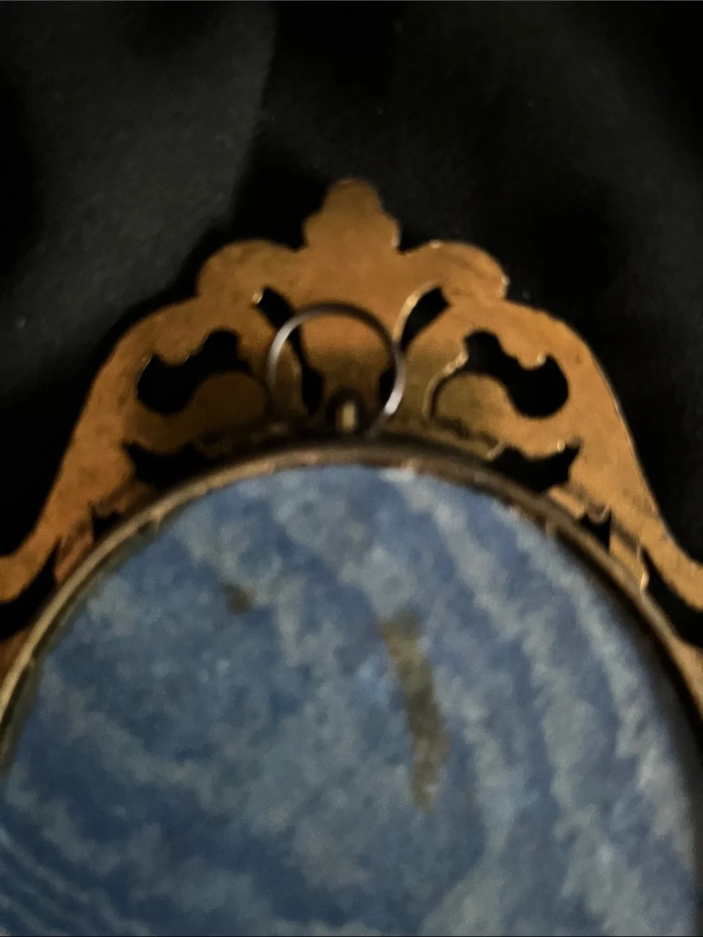 Ornate Vintage-Style Gold Oval Picture Frame